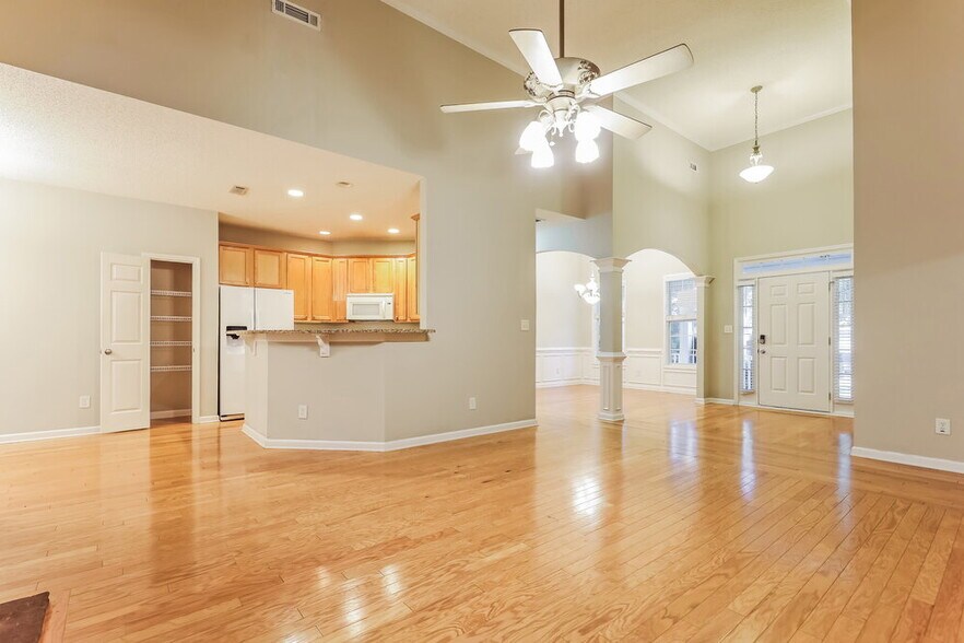 Building Photo - 329 Westhill Dr