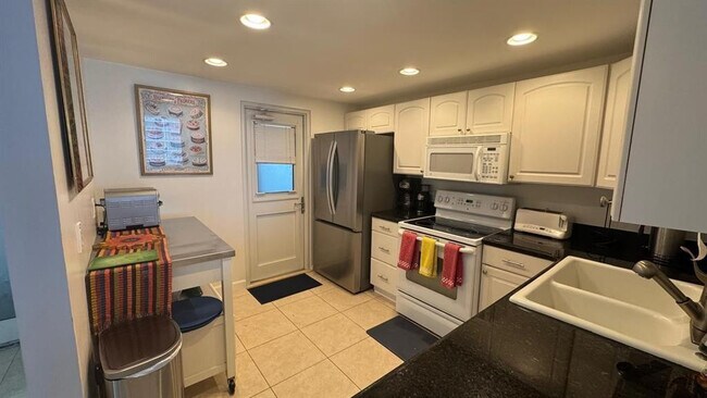 Building Photo - 2200 NE 33rd Ave