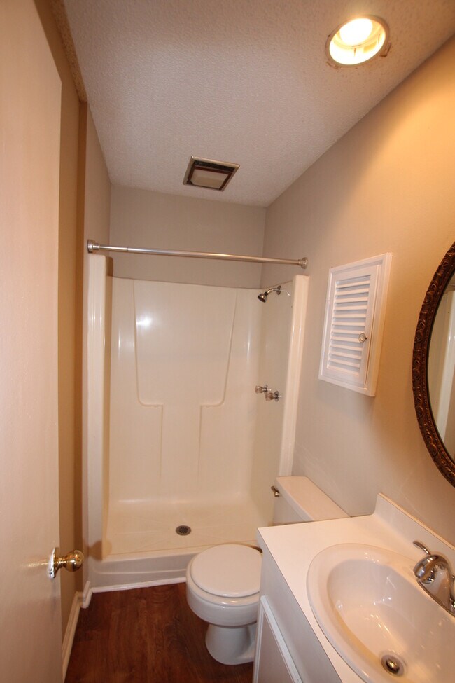 Building Photo - Beautiful 3 Bedroom, 2.5 Bath Townhome in ...