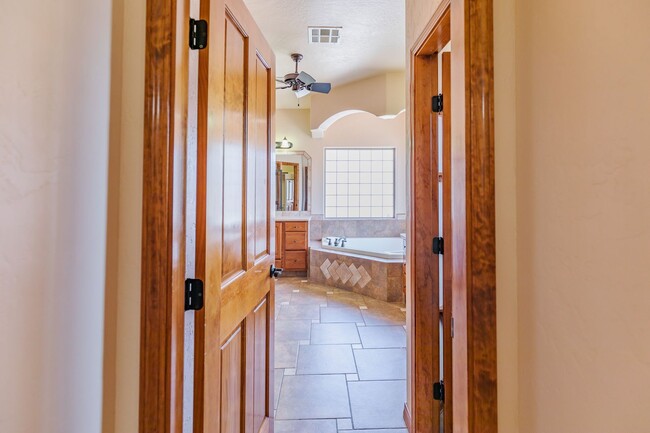 Building Photo - Beautiful Spacious 4 bedroom 2 bath House!