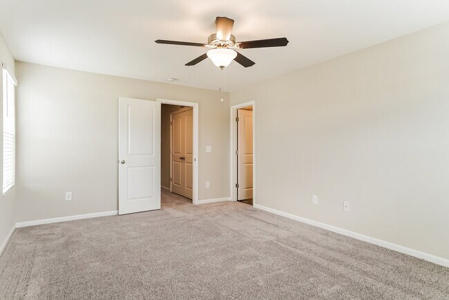 Building Photo - 561 Landing View Dr