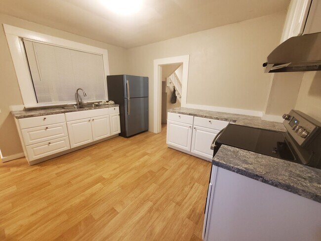 Building Photo - ** Charming 2 Story *Newly Renovated***