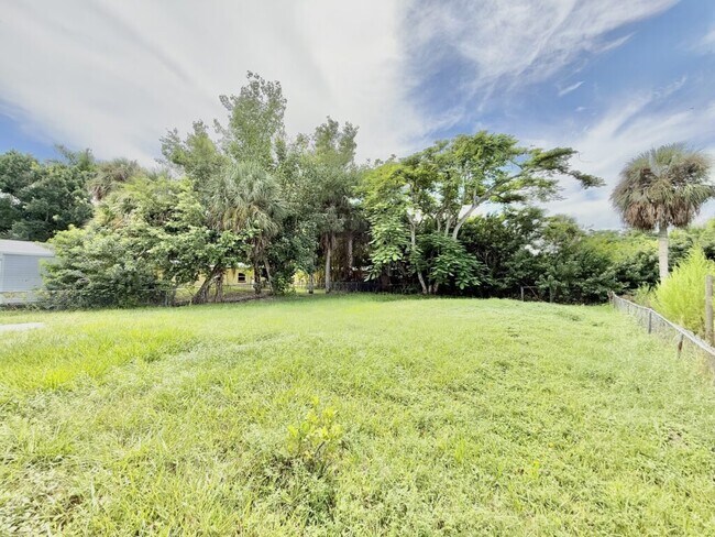 Building Photo - 2125 Mark Ave