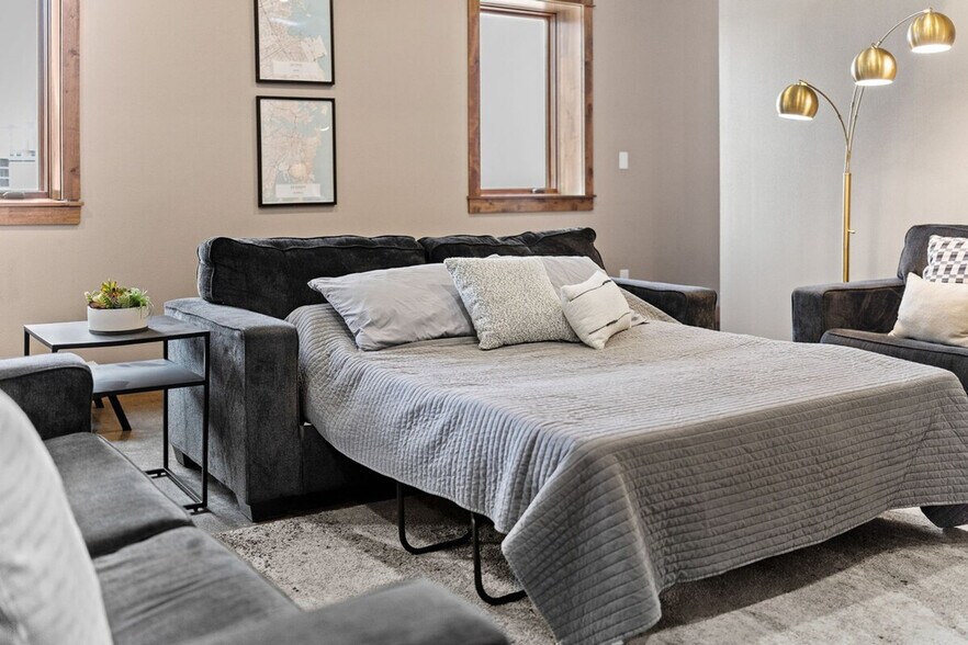 Building Photo - 301 E Walnut St