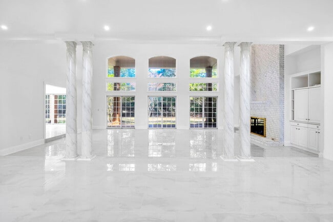 Building Photo - 1524 Glenlake Cir