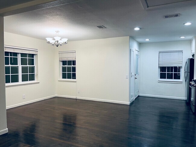 Building Photo - 610 Cliffdale Ave