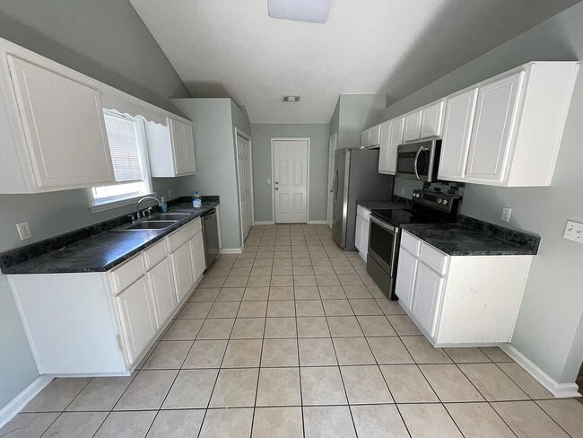 Building Photo - 3 Bedroom, 2 Bathroom Home available in Ma...