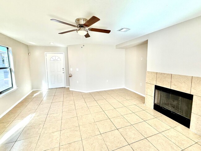 Building Photo - Beautiful Two-Story Home for Lease in South Austin