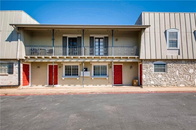 Building Photo - Central Austin Private Lifestyle!