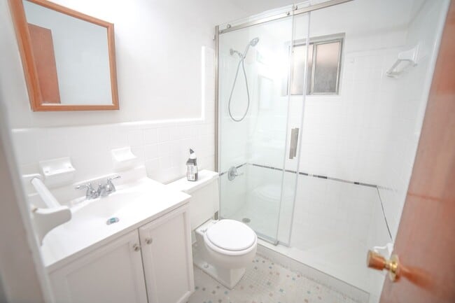 Building Photo - 3 Bed / 2 Bath Brick Home With Yard In Town