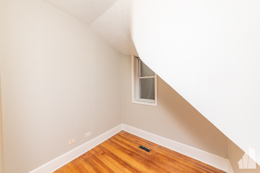 Building Photo - 2334 N Southport Ave