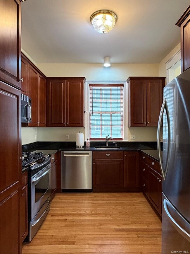 Building Photo - 19 Cropsey St