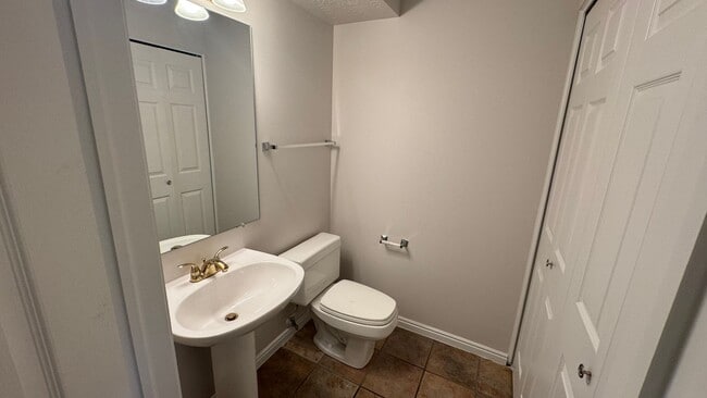 Building Photo - 3 Bedroom 2.5 Bath in West Jordan!