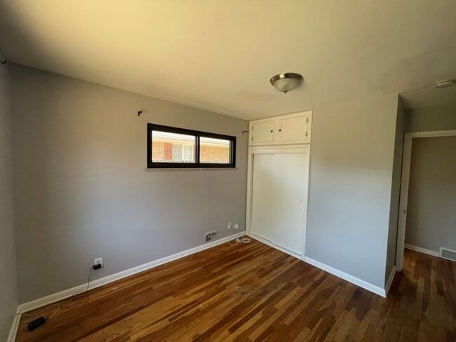 Building Photo - Spacious 3 bed/1 bath w/W/D and 2 car garage