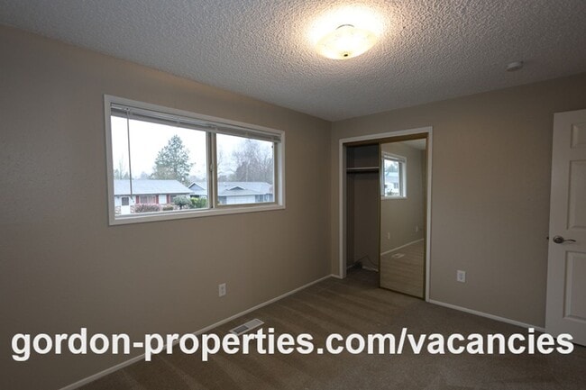 Building Photo - NE 22nd Ct - Gresham 4 bedroom split level home