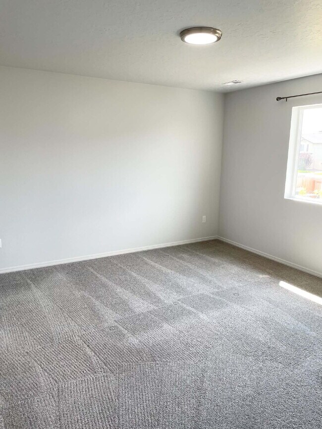 Building Photo - "Charming 3-Bed Oasis on East Drouillard Street with 2.5 Baths and 1470 Sq Ft in Nampa!"