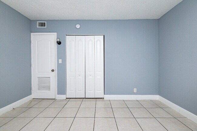 Building Photo - Charming 2-Bedroom Apartment – Fully Furni...