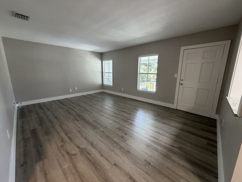 Building Photo - 1 Bed/1 Bath - Unit 5