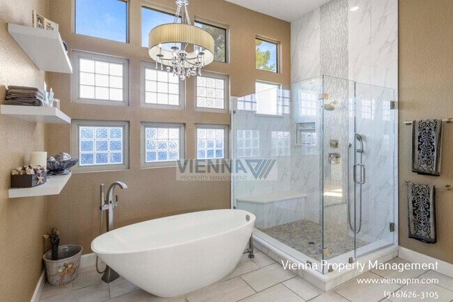 Building Photo - 1550 Summerhill Ln