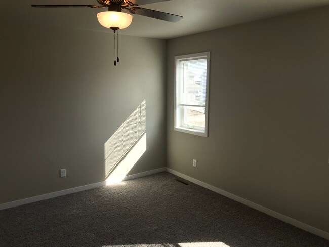 Building Photo - 4 Bed 2 Bath Single Family Home