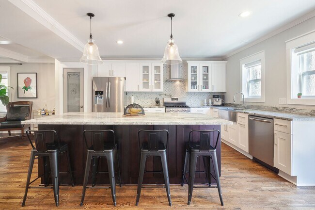 Building Photo - Gorgeous 4/3.5 w/ Bedroom on Main & Large,...