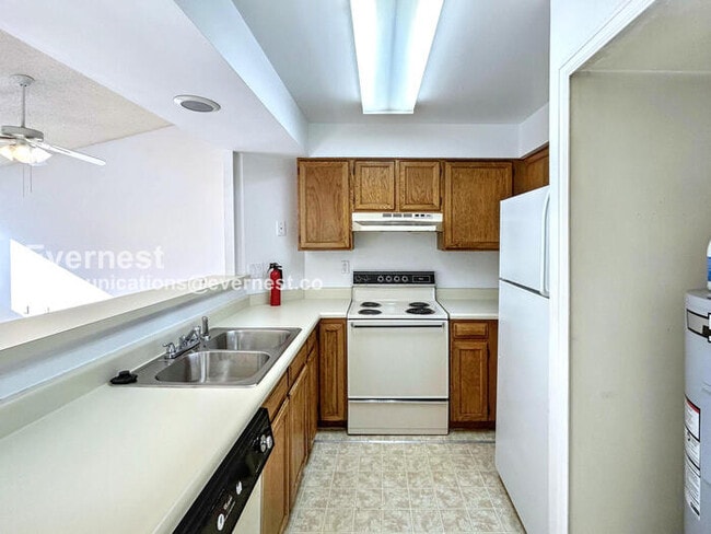 Building Photo - 3700 Iguana Dr