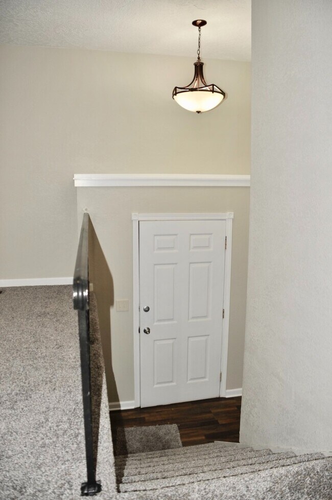 Building Photo - Sanders Beach: 5 bed 2 bath (split level) 4 car garage