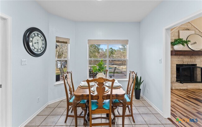 Building Photo - 1060 Great Oaks Dr