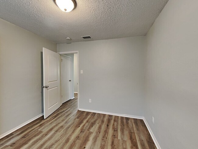 Building Photo - 2312 Suffolk Ln