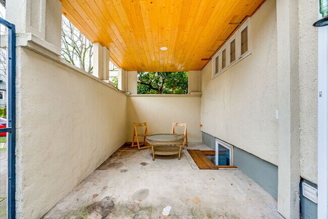 Building Photo - 3321 NE Peerless Pl