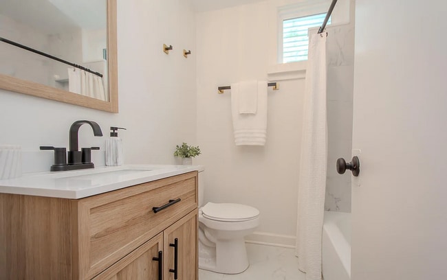 Building Photo - Updated & Beautiful 2 Bedroom Home with Pr...