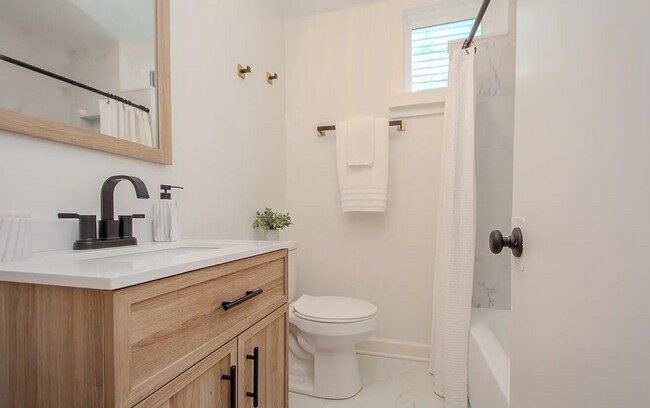 Building Photo - Updated & Beautiful 2 Bedroom Home with Private Backyard!