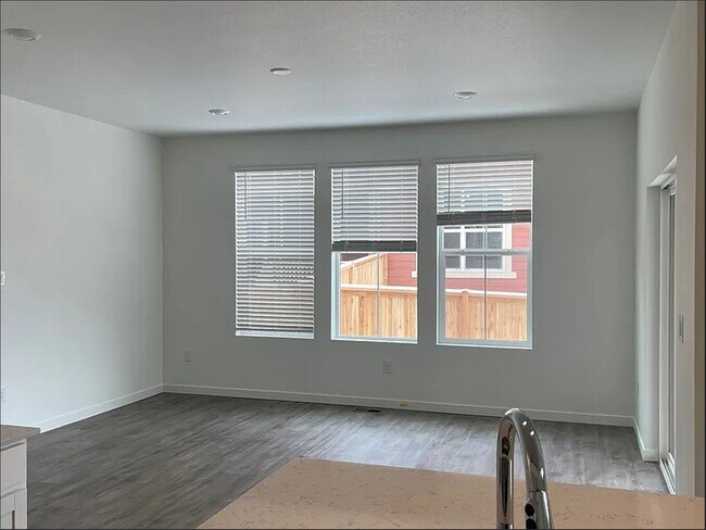 Building Photo - 661 Brookwood Dr