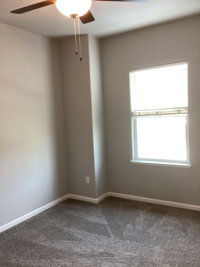 Building Photo - 3/2.5 Move in ready in Rocklin