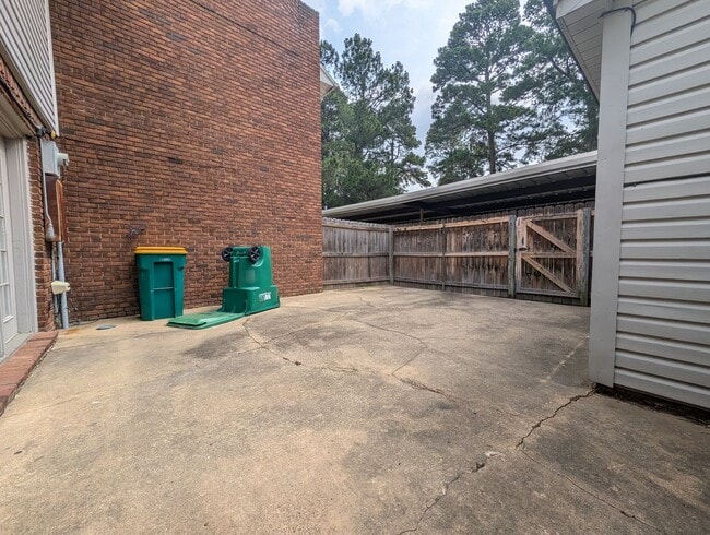 Building Photo - 2 Bedroom PG Townhome Now Available