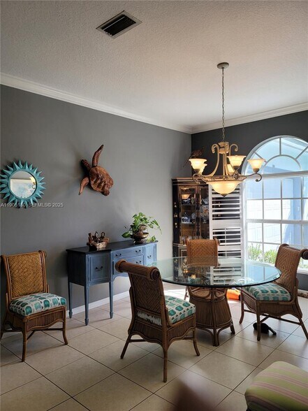 Building Photo - 365 NE Vanda Terrado