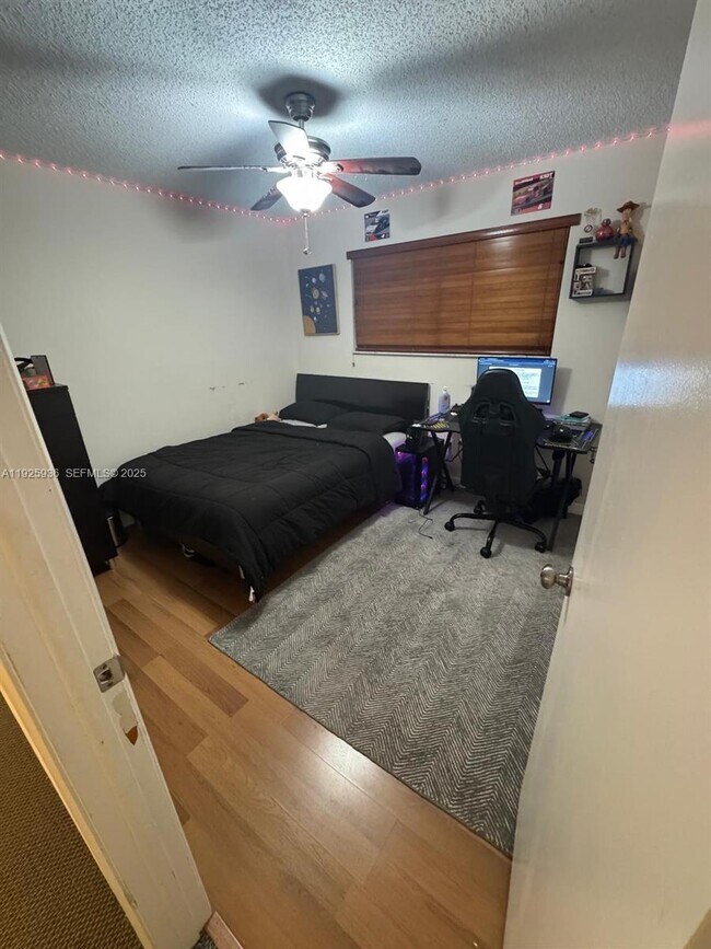 Building Photo - 10161 SW 137th Ct