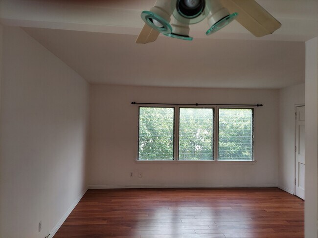 Building Photo - 721 N Harper Ave