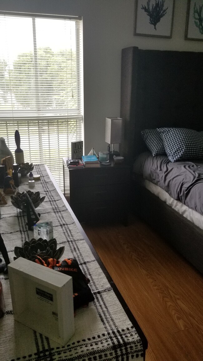 Building Photo - 977 Riverside Dr