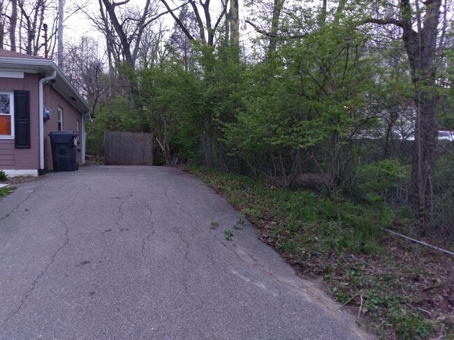 Building Photo - 640 Center St