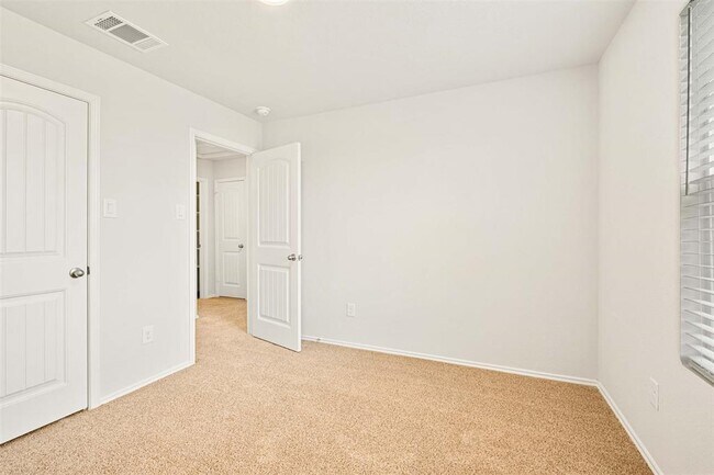 Building Photo - 204 Lily Pond Trl