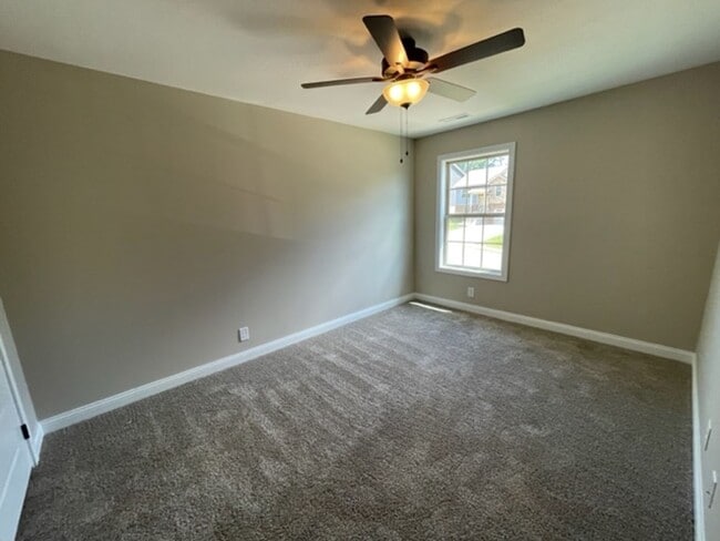 Building Photo - 3 Bedroom 2 1/2 Bathroom Home!