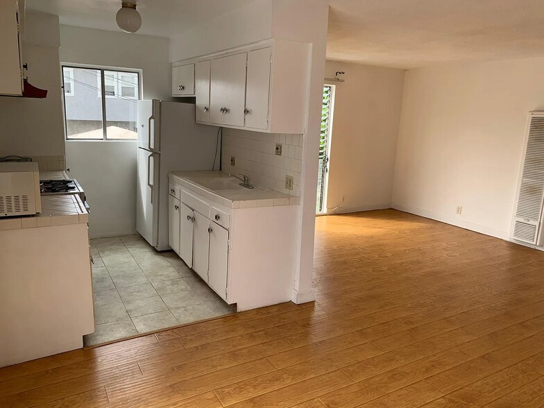 Building Photo - 2122 Ocean Park Blvd