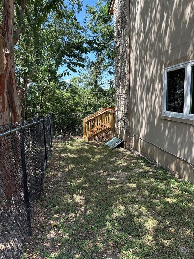 Building Photo - 3529 N Hills Dr