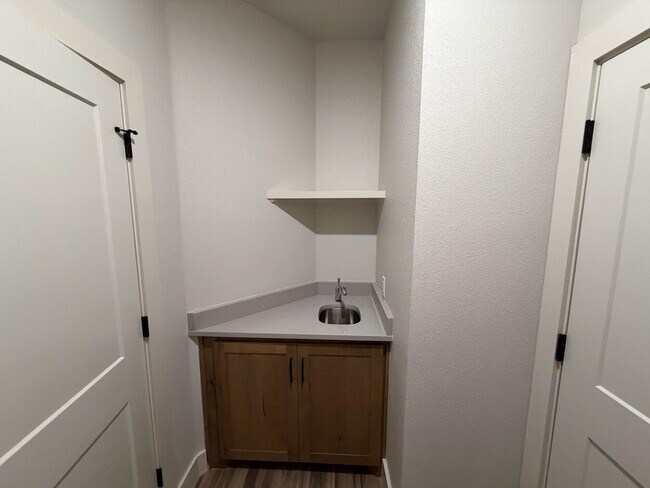 Building Photo - 1216 N 6th St