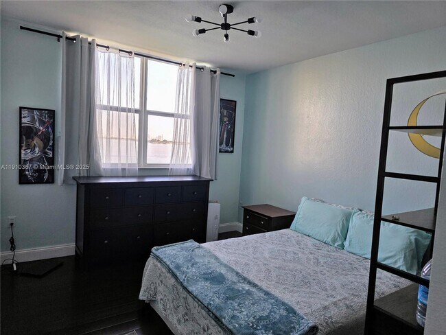 Building Photo - 1625 Kennedy Cswy