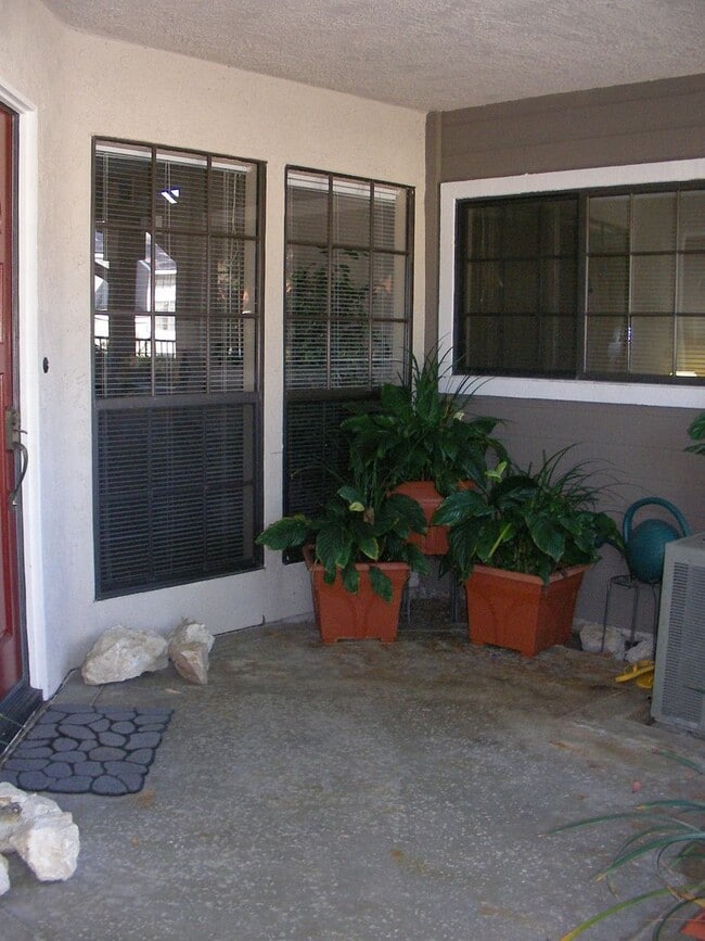 Building Photo - Ground Floor Condo - Available For Lease!