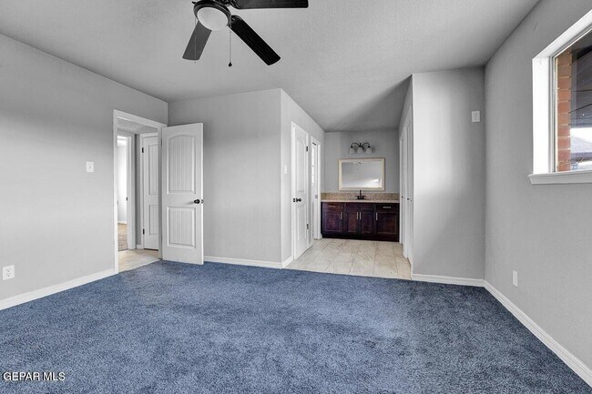 Building Photo - 3709 Roslyn Dr