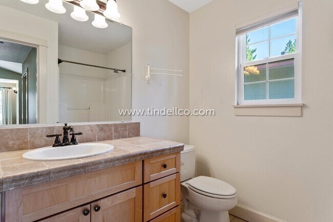 Building Photo - Amazing Eastmoreland Home Near Sellwood wi...
