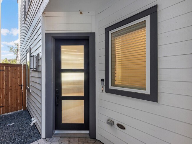 Building Photo - 16011 Mason Run Dr